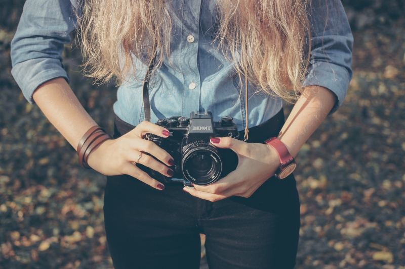 photographe-MARIE-min_hand-person-girl-woman-camera-photography-614-pxhere.com